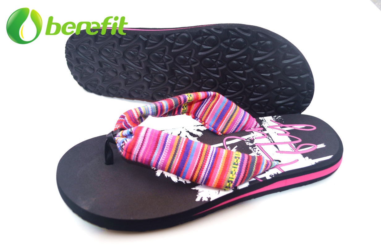 Sandalia superior de tela étnica negra para mujer para pies anchos