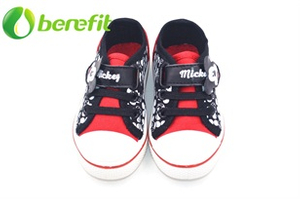 Zapatos casuales para niños con cómodos zapatos de lona negros con cordones para zapatos para correr
