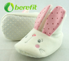 Zapatos para bebés y botas para niñas pequeñas con un lindo diseño de animales y buenos para caminar.