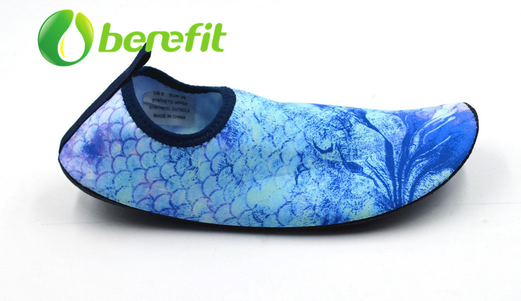 Zapatos de agua de impresión azul cielo para niños lindos para hacer surf